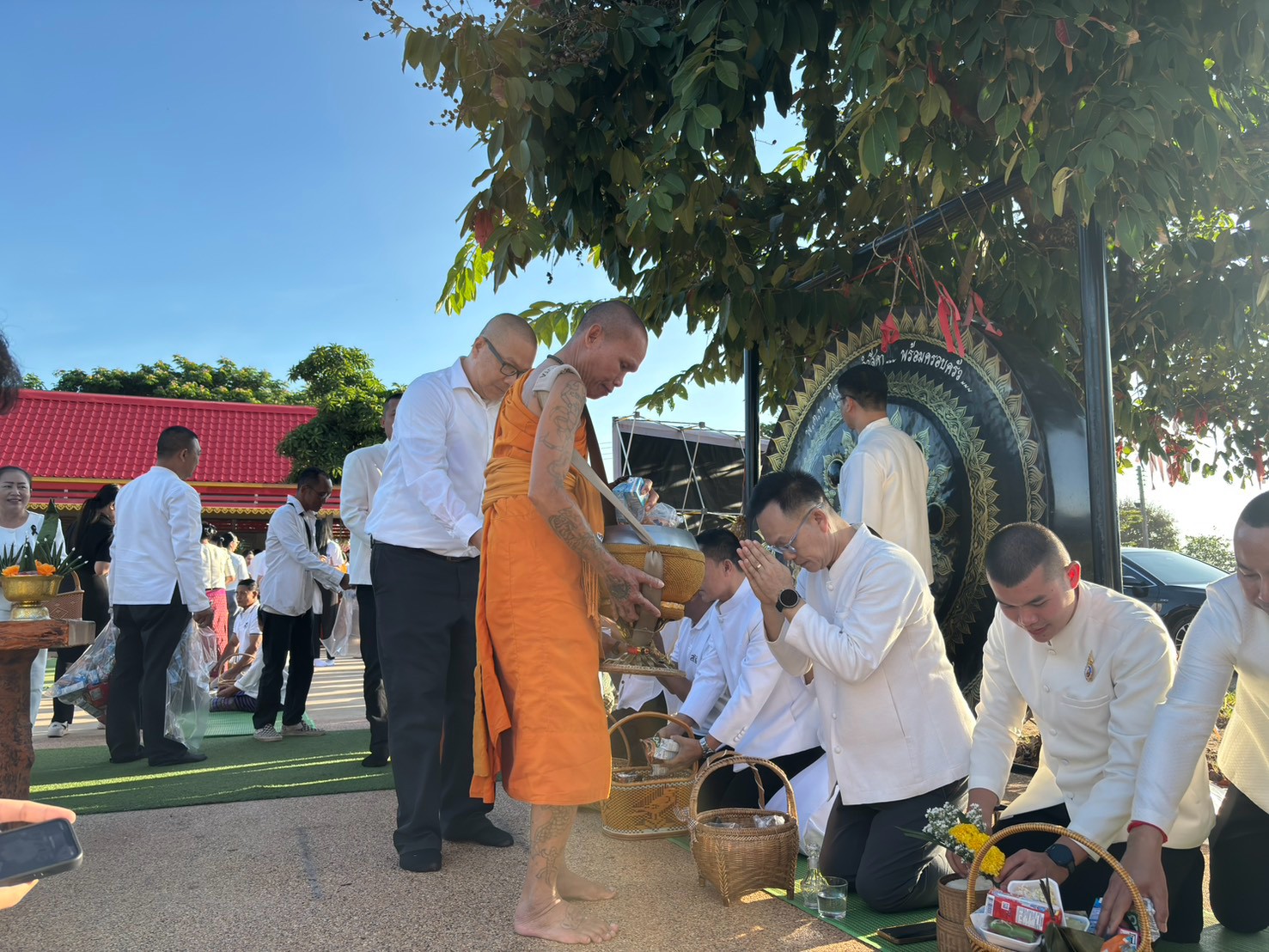 title - “ครอบครัวหิ้วตะกร้า อุดหนุนชุมชน” ณ วัดโพธาราม 